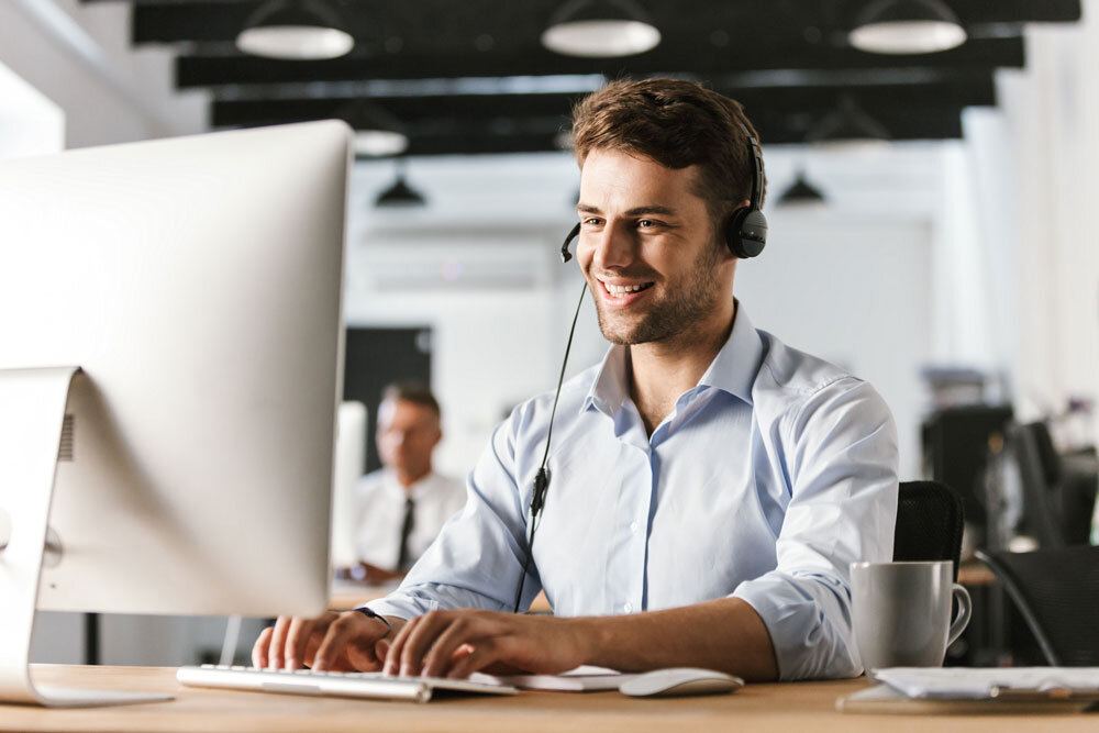 Mitarbeiter nimmt eine telefonische Bestellung auf